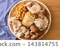 篩子上的各種蘑菇 143814755