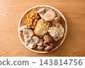 篩子上的各種蘑菇 143814756