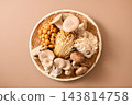 篩子上的各種蘑菇 143814758