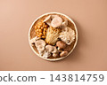 篩子上的各種蘑菇 143814759