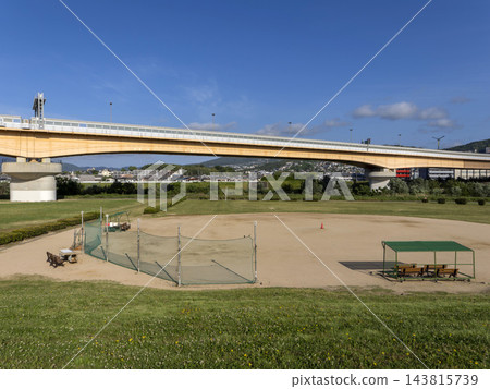 稻川河床和公路的景色。 稻川河床和公路的景色。 143815739
