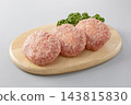 這是一個夾著起司的生漢堡肉餅。 143815830