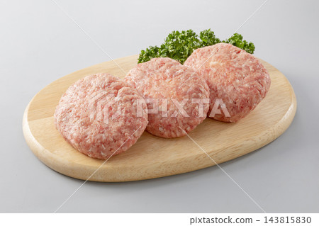 這是一個夾著起司的生漢堡肉餅。 這是一個夾著起司的生漢堡肉餅。 143815830