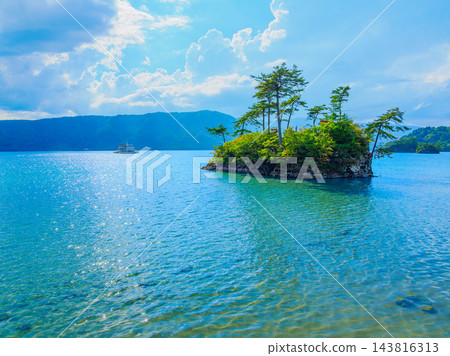夏季,從十和田湖禦前濱海灘可以欣賞到壯麗而令人嘆為觀止的景色,可以看到遊船在夏日晴空下漂浮在波光粼粼的湖面上,以及惠比壽大黑島。 夏季,從十和田湖禦前濱海灘可以欣賞到壯麗而令人嘆為觀止的景色,可以看到遊船在夏日晴空下漂浮在波光粼粼的湖面上,以及惠比壽大黑島。 143816313