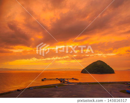 夏日淺蟲海濱公園的日落景色，捕捉了夕陽染紅的天空、漂浮在陸奧灣的漁港碼頭以及湯之島的輪廓。 143816317