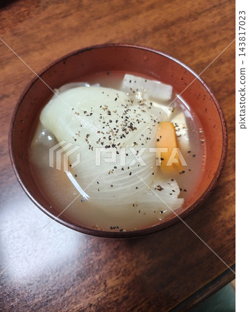 美味的味噌湯，配上大洋蔥 143817023