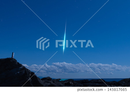 從海面上可以看到一顆巨大的流星 143817085