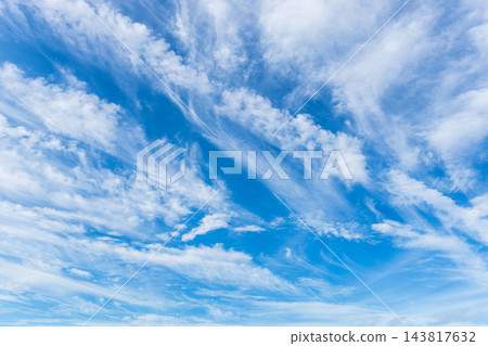 夏日清晨,藍天白雲,綿延不絕 01 夏日清晨,藍天白雲,綿延不絕 01 143817632