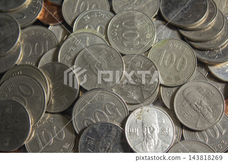 These are piled-up Korean coins. 143818269