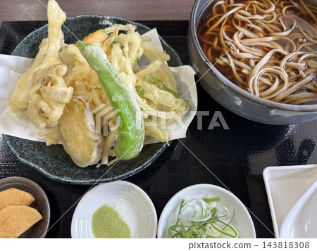 蕎麥麵和天婦羅拼盤 蕎麥麵和天婦羅拼盤 143818308