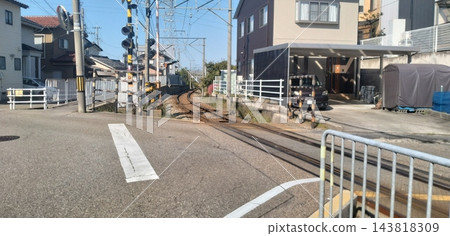 日本居民區內穿梭的鐵路軌道及鐵路道口。 143818309