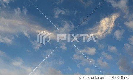 龍形雲朵和湛藍的天空 龍形雲朵和湛藍的天空 143818582