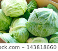 紙箱裡裝著新鮮高麗菜 143818660
