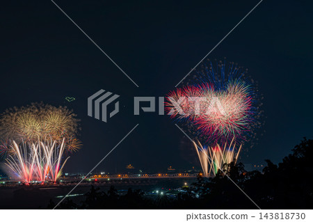 島田市大井川大煙火大會夜景（寬高比 3:2，鐵路橋和煙火，留白，素材）（靜岡縣） 143818730