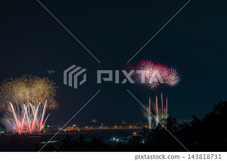 大井川大煙火大會絢麗的夜景(寬高比 3:2,頂部留有充足的文字空間,素材來源)(靜岡縣) 大井川大煙火大會絢麗的夜景(寬高比 3:2,頂部留有充足的文字空間,素材來源)(靜岡縣) 143818731