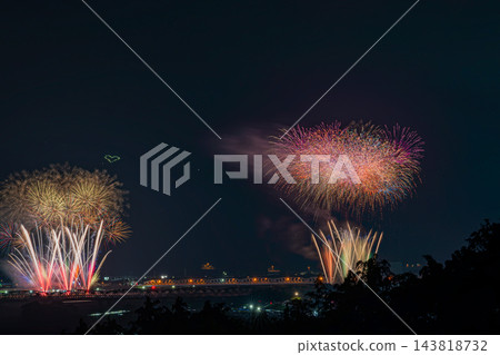 大井川大煙火大會的夢幻夜景（寬高比 3:2，夜空留白，素材）（靜岡縣） 143818732