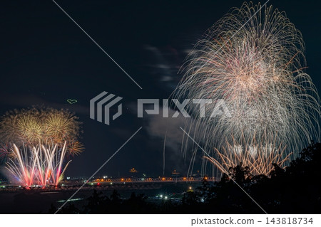 大井川大煙火大會的壯觀夜景（寬高比 3:2，大型流淚煙火，留白，素材）（靜岡縣） 143818734