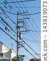 日本住宅區的電線桿和電力線路 143819073