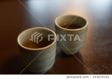桌上放著兩個茶杯。 桌上放著兩個茶杯。 143819192