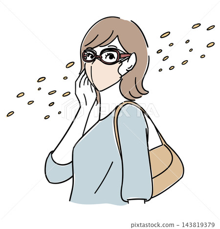 一位女士戴著口罩和眼鏡保護自己免受花粉侵害。 一位女士戴著口罩和眼鏡保護自己免受花粉侵害。 143819379