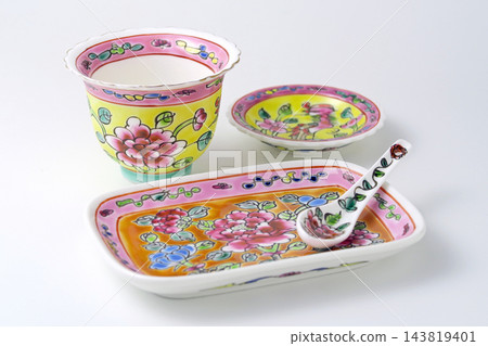 一組色彩鮮豔的馬來西亞娘惹陶器,以白色為背景。 一組色彩鮮豔的馬來西亞娘惹陶器,以白色為背景。 143819401