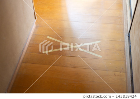 二手房的地板有凹痕 二手房的地板有凹痕 143819424
