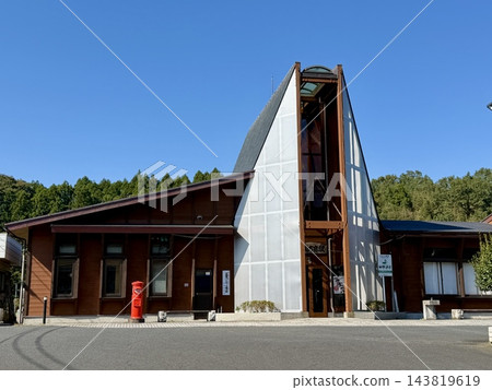這是茨城縣日立宮市JR水軍線山形宿站的一幕，畫面中可以看到一個圓形郵箱。 143819619