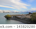 Snow-covered mountains and lakeside scenery, Tekapo, New Zealand 143820280