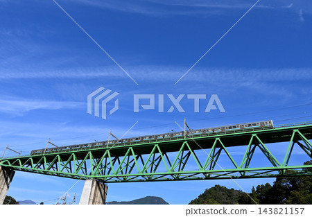 中央線的一列地方列車正駛過新桂川大橋。 中央線的一列地方列車正駛過新桂川大橋。 143821157