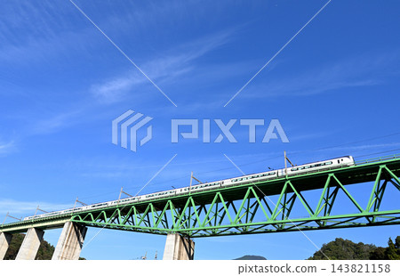 中央線特快列車駛過新桂川大橋。 中央線特快列車駛過新桂川大橋。 143821158