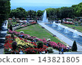 Suma Rikyu Park (Suma Ward, Kobe City): Spring roses adorn the park grounds; a panoramic view overlooking Osaka Bay in the distance. 143821805