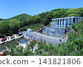Suma Rikyu Park (Suma Ward, Kobe City): Spring roses adorn the park grounds. The garden is designed to take advantage of the hillside. 143821806