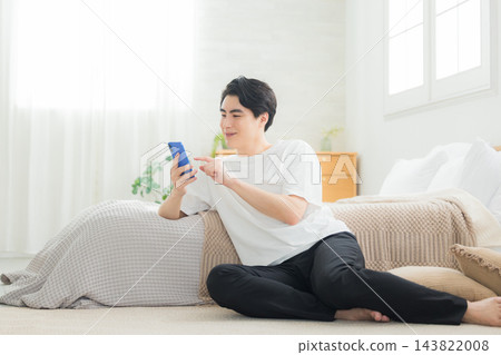 操作智能手機的一個年輕人 操作智能手機的一個年輕人 143822008