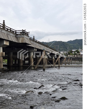 京都宇治川和歷史悠久的橋樑的優美景色。 京都宇治川和歷史悠久的橋樑的優美景色。 143822013