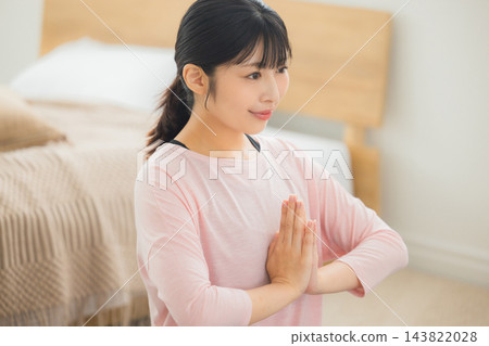 做瑜伽的女人 143822028