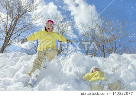 女孩們在公園的雪地裡玩耍 女孩們在公園的雪地裡玩耍 143822077