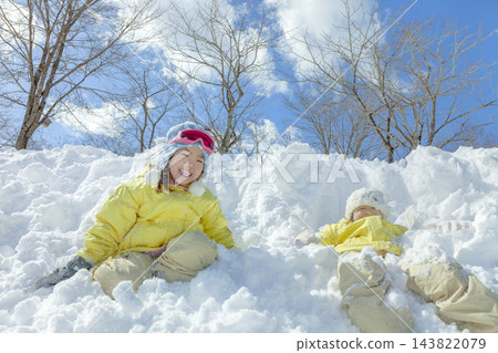 女孩們在公園的雪地裡玩耍 143822079