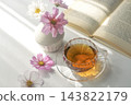在秋日的陽光下,品茶讀書;粉紅色的波斯菊和一本打開的書,構成了美好的生活。 在秋日的陽光下,品茶讀書;粉紅色的波斯菊和一本打開的書,構成了美好的生活。 143822179