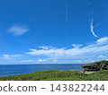 天空中飄浮著飛機尾跡的風景。 143822244