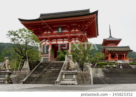 清水寺和三重塔的大門 清水寺和三重塔的大門 143823352