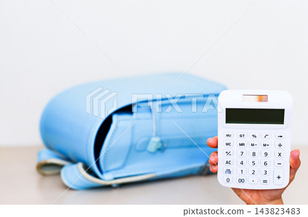 帶有書包和計算器的學費和教育養老保險圖片 143823483