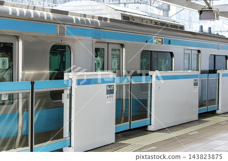 一張鐵道照片:一位商人正在京濱東北線月台門前等候火車。 一張鐵道照片:一位商人正在京濱東北線月台門前等候火車。 143823875