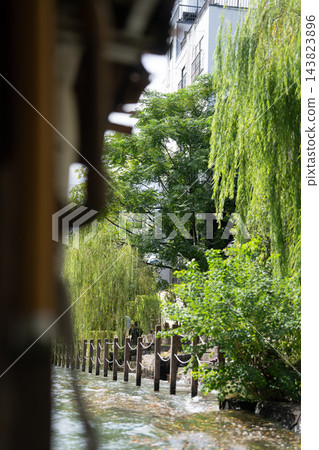 搭乘京都的直黑船遊覽宇治川。 搭乘京都的直黑船遊覽宇治川。 143823896