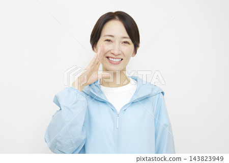 女人喊叫；女運動員；白色背景 143823949