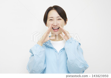 女人喊叫；女運動員；白色背景 143823950