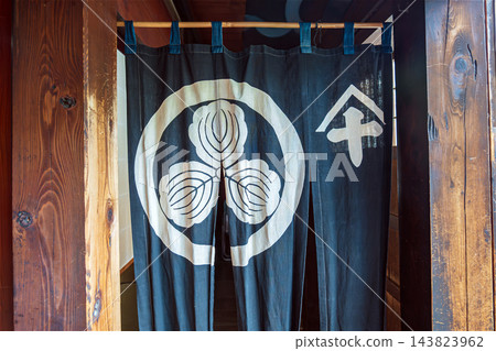 山形縣青山故居主樓內懸掛著暖簾（日本傳統窗簾）。 143823962