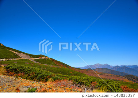從長野縣乘鞍迴聲線眺望北阿爾卑斯山的秋景。 143825357