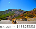 從長野縣乘鞍迴聲線眺望乘鞍山的秋景。 143825358