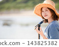 一位微笑的女子正在彈奏三弦琴。 143825382