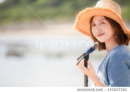 一位微笑的女子正在彈奏三弦琴。 一位微笑的女子正在彈奏三弦琴。 143825382